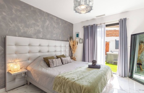 Peypin Bed & Breakfast | Apartment 'Phuket' with Mountain View, Wi-Fi and Air Conditioning