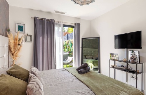 Peypin Bed & Breakfast | Apartment 'Phuket' with Mountain View, Wi-Fi and Air Conditioning