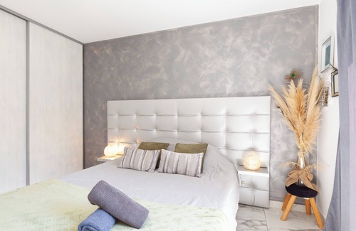 Peypin Bed & Breakfast | Apartment 'Phuket' with Mountain View, Wi-Fi and Air Conditioning