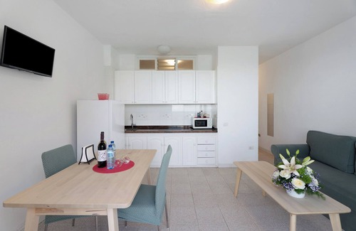 Alojera Apartment | Apartment 'Playa Azul - 9' with Sea Views, Private Terrace and Wi-Fi