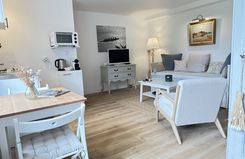 Clohars-Carnoet Apartment | Apartment 'Prat Bras - T1 Cocooning' with Shared Garden and Wi-Fi