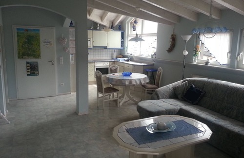 Hofstetten Apartment | Apartment 'Puppenstube' with Balcony and Wi-Fi