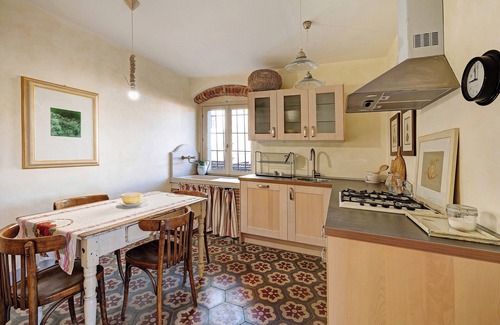 Campochiesa Apartment | Apartment "Residenza Stoechas" with Sea View, Wi-Fi, Garden & Terrace