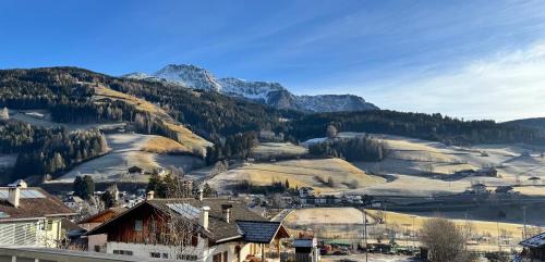 Sarntal Apartment | Apartment Rohrer - Zirm - Zirbe Cirmolo mit Schloss- und Schourtblick