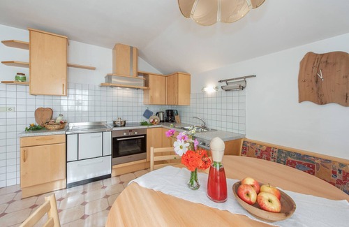 Brie Apartment | Apartment "Rosengarten - Heigler Hof" with Mountain View, Wi-Fi, Balcony, Sauna & Terrace