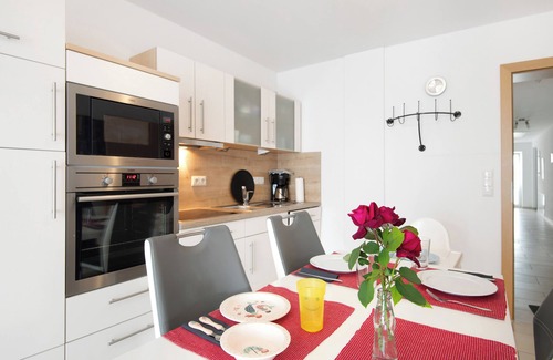 Ihrlerstein Apartment | Apartment 'Rosi' with Balcony and Wi-Fi
