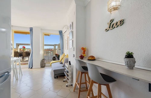 Salou City Centre Apartment | Apartment 'Salou Beach' with Sea Views, Wi-Fi and Air Conditioning