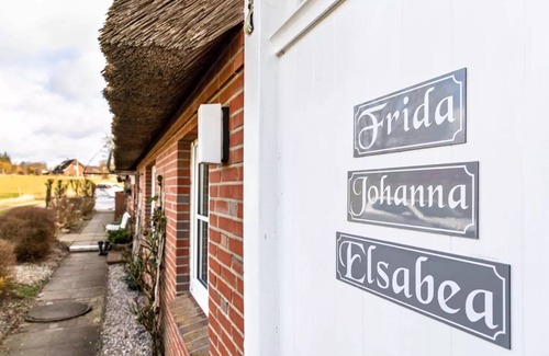 Schobull Apartment | Apartment "Schipp Landen Elsabea" with Sea View, Shared Garden & Wi-Fi
