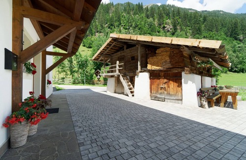 Racines Apartment | Apartment 'Schupfe' with Mountain View, Shared Garden and Wi-Fi