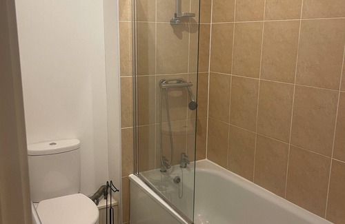 Salford Apartment | Apartment Sleeps 4 With Free Parking