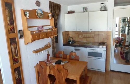 Eclose-Est Apartment | Apartment sleeps 6 with bedroom and cabin area