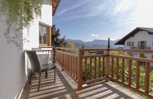 Caldaro Sulla Strada del Vino House | Apartment "Stompferhof Family" in Caldaro with Shared Pool & Garden