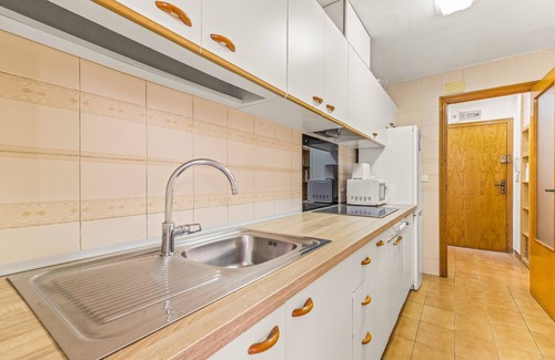 Santa Pola Apartment | Apartment 'Sunflower Siroco' with Balcony, Wi-Fi and Air Conditioning