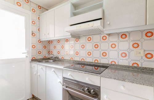 Santa Pola Apartment | Apartment 'Sunflower Salamanca' with Balcony, Wi-Fi and Air Conditioning