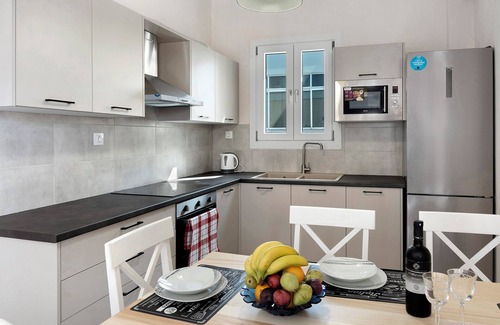Kini Apartment | Apartment 'Sunset Realty' with Shared Terrace, Wi-Fi and Air Conditioning