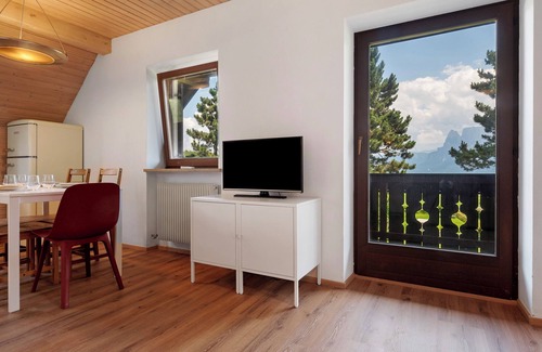 Collalbo Apartment | Apartment 'Tann 11' with Mountain View and Balcony