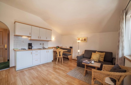 Schenna Apartment | Apartment "Texelblick Rainegg" with Mountain View, Wi-Fi, Garden & Balcony