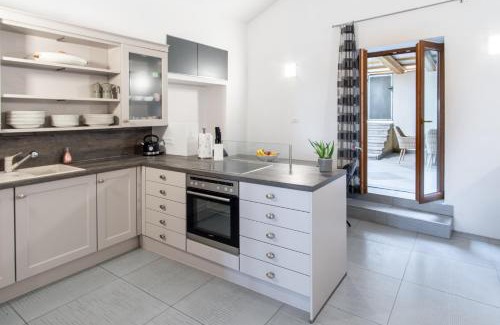 Tomaj Apartment | Apartment THE VIEW HerMes arT