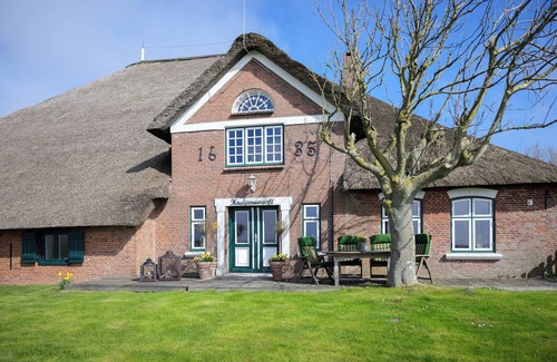 Westerhever Apartment | Apartment 'Treibholz' with Shared Terrace and Shared Garden