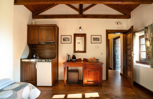 Potamia Apartment | Apartment 'Triple Room with View-Dafni' with Mountain View, Private Terrace and Wi-Fi