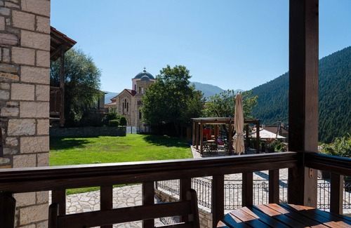 Potamia Apartment | Apartment 'Triple Room with View-Dafni' with Mountain View, Private Terrace and Wi-Fi