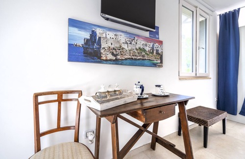 Polignano a Mare Apartment | Apartment 'Villa Massa Depandance' with Sea View, Wi-Fi and Air Conditioning