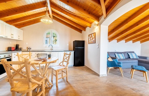 Petriti Apartment | Apartment 'Villa Konstantina Lulas Penthouse' with Sea View, Wi-Fi and Air Conditioning