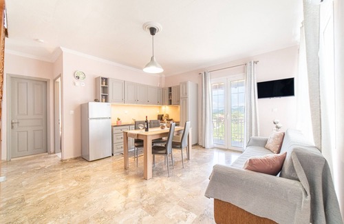 Peroulades Apartment | Apartment "Villa Logas" close to the Beach with Garden & Wi-Fi
