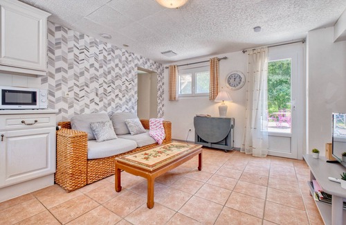 Bergerac Apartment | Apartment 'Vixen' with Shared Pool, Wi-Fi and Air Conditioning
