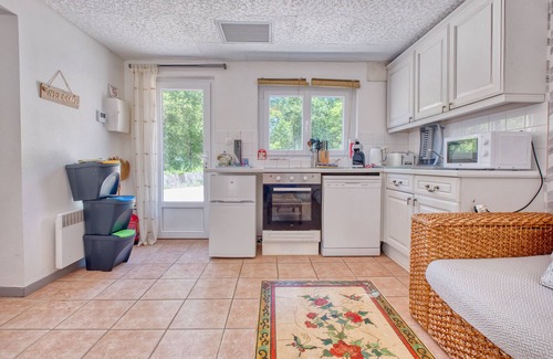 Bergerac Apartment | Apartment 'Vixen' with Shared Pool, Wi-Fi and Air Conditioning