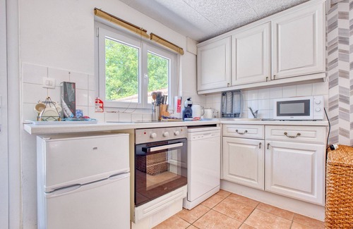 Bergerac Apartment | Apartment 'Vixen' with Shared Pool, Wi-Fi and Air Conditioning