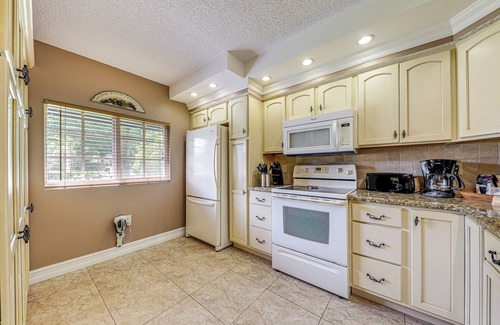 Pompano Beach Apartment | Apartment w/Patio & Pool Access in Pompano Beach!