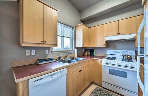 Anacortes Apartment | Apartment w/Patio & Grill Access ~ 1/2 Mi to Bay!