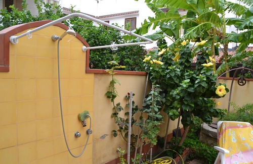 Vigliatore Apartment | Apartment with garden and WiFi 50 meters from the sea