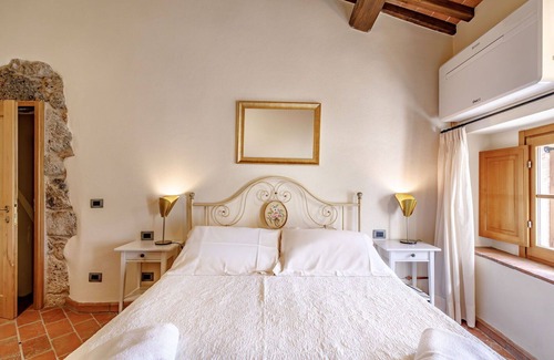 Monteriggioni Other | Apartment with A/C, private pool, WIFI, sauna, hot tub, TV, patio, panoramic view, close to Siena