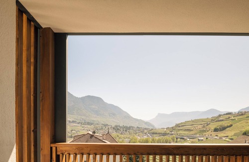 Tirolo Apartment | Apartment with large south-facing terrace, incl. garage parking space
