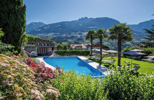 Tirolo Apartment | Apartment with large south-facing terrace, incl. garage parking space