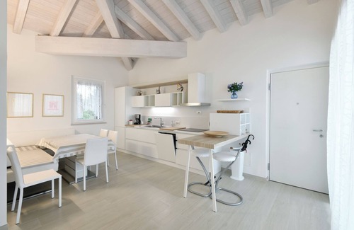 Montioni Apartment | Apartment with large terrace (lake view) and shared pool