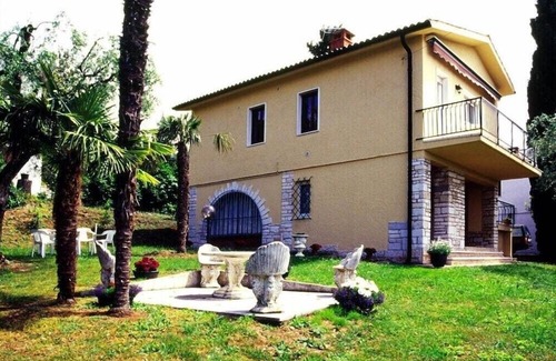 Cisano Apartment | Apartment with panoramic lake view, west-facing balcony, communal pool, 500m to the lake