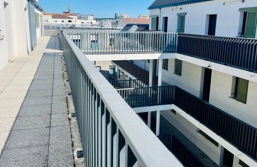 Bassins a Flot Apartment | Apartment With Parking 2 Bedrooms & Furnished Terrace