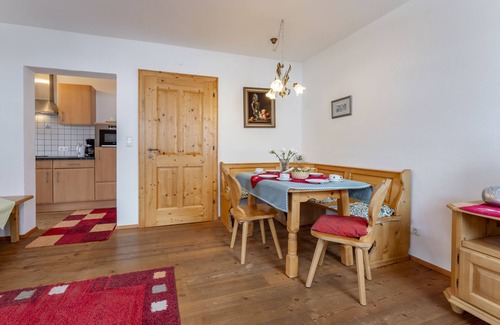 Goldegg Apartment | Apartment with pool and plenty of space