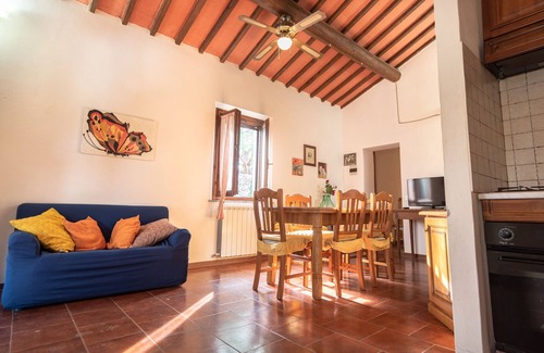 Castiglione del Lago Apartment | Apartment with pool away from the city