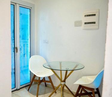 Bonapriso Apartment | Apartment with pool, hot water and cheap wifi