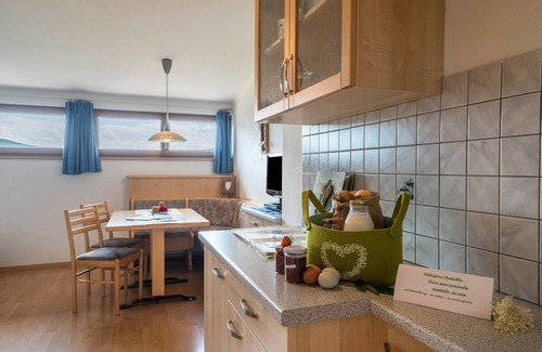 Feldthurns Apartment | Apartment "Woehrmannhof Birnblüte" with Mountain View, Shared Garden & Wi-Fi