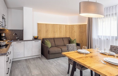 Lutago Apartment | Apartment 'Zum Sonnentor - Larix' with Mountain View, Balcony & Wi-Fi