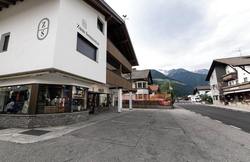 Lutago Apartment | Apartment 'Zum Sonnentor - Larix' with Mountain View, Balcony & Wi-Fi