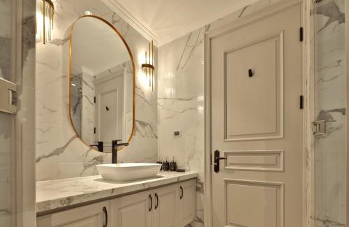 Hai Ba Trung Apartment | Apartments by Vitrine