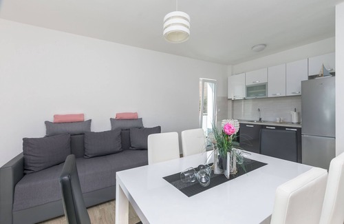 Ruskamen Apartment | Apartments Lorenzo (26581-A6) - Lokva Rogoznica