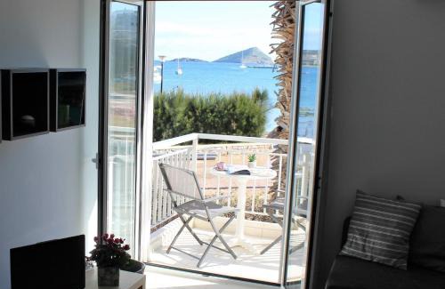 Porto Rafti Apartment | Apartments MARE BLU by the sea.