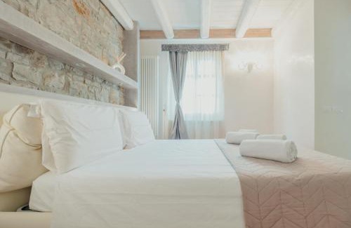 Trieste Old Town Apartment | Aphrodite Luxury APT with Jacuzzi